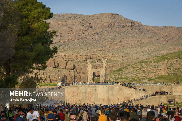 ۱۰ هزار مسافر نوروزی لحظه تحویل سال را در تخت جمشید جشن گرفتند
