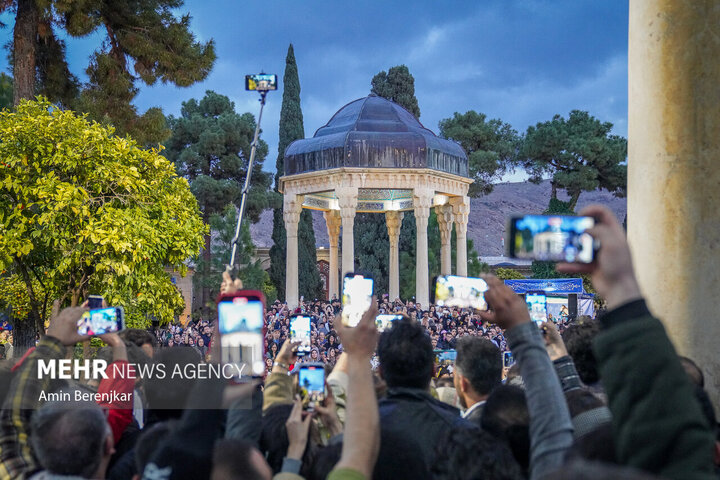  ۳۰ هزار مسافر نوروزی در جوار حافظ تحویل سال نو را جشن گرفتند