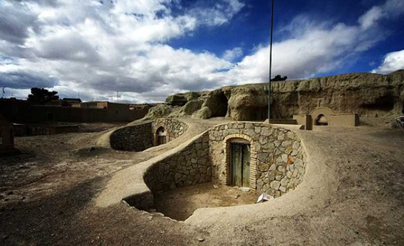 غار اژدها و کارگاه‌های عبابافی در شهری ۳ هزار ساله در دل کویر 