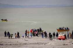 مسافران نوروزی دریاچه ارومیه