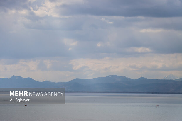 افزایش امیدها به احیای دریاچه ارومیه/کِشتی به گل نشسته به آب رسید