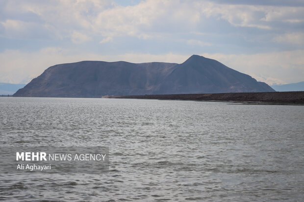 افزایش امیدها به احیای دریاچه ارومیه/کِشتی به گل نشسته به آب رسید