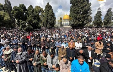 برگزاری باشکوه آخرین نماز جمعه ماه رمضان در مسجدالاقصی با حضور ۱۲۰ هزار فلسطینی