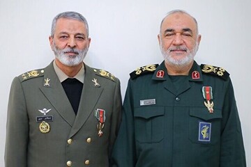 قائدا الجيش وحرس الثورة یشکران قائد الثورة الإسلامية لمنحهما وسام الفتح