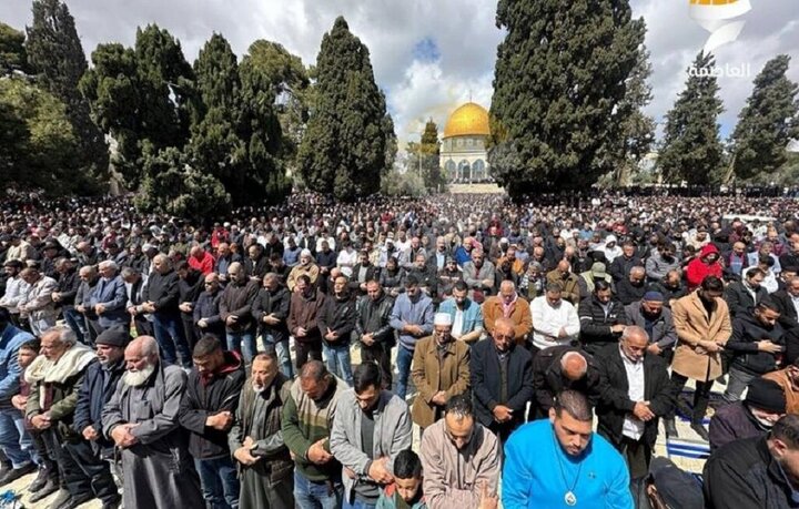 Mescid-i Aksa'da bayram namazı İsrail güçlerinin kısıtlamalarının altında kılındı Mescid-i Aksa'da bayram namazı İsrail güçlerinin kısıtlamalarının altında kılındı