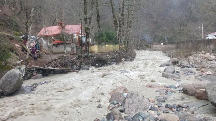 سیلاب در شفت/ مسیر اصلی روستای خرمکش باز است