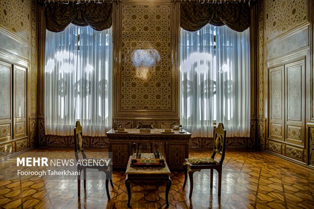 تالار خاتم کاخ مرمر تهران.این تالار تمام خاتم از آثار باشکوه خاتم در دوره معاصر به شمار میآید