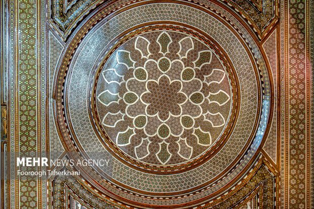 تالار خاتم کاخ مرمر تهران.این تالار تمام خاتم از آثار باشکوه خاتم در دوره معاصر به شمار میآید