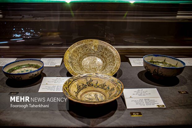 در طبقه همکف سه تالار اول به معرفی آثار ایرانی پیش از تاریخ تا سده های اولیه اسلامی همانند سفالینههای منقوش، ابزار زندگی و ظروف میپردازند