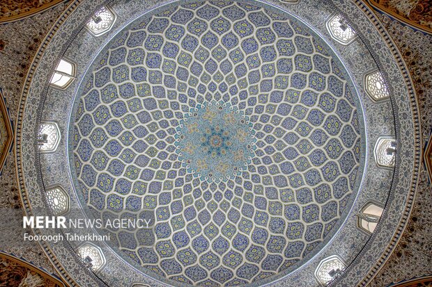 نمای داخل گنبد که با به گنبد مسجد شیخ لطف‌الله شباهت دارد