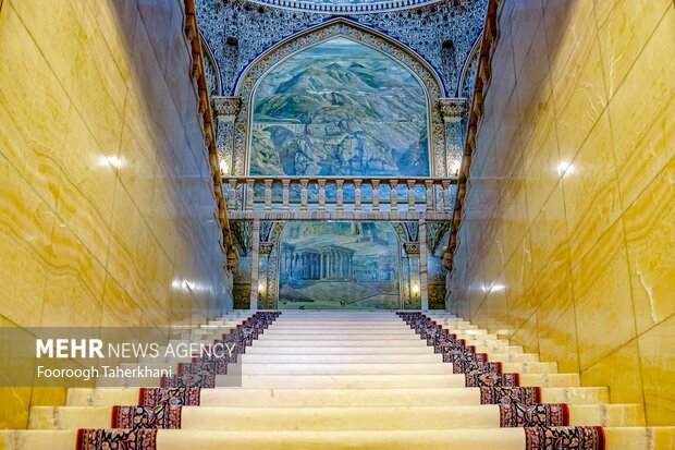 موزه هنر ایران در دو طبقه با تالارهای متعدد گزیده‌ای از تاریخ هنر ایران در اعصار مختلف را به بیننده نشان می‌دهد