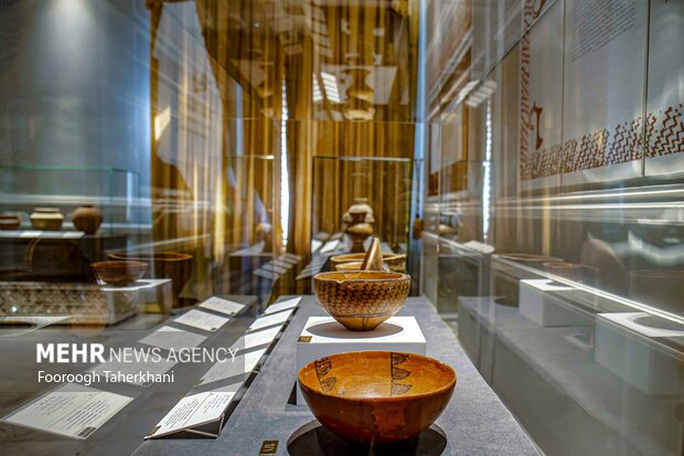 در طبقه همکف سه تالار اول به معرفی آثار ایرانی پیش از تاریخ تا سده های اولیه اسلامی همانند سفالینههای منقوش، ابزار زندگی و ظروف میپردازند