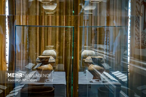 در طبقه همکف سه تالار اول به معرفی آثار ایرانی پیش از تاریخ تا سده های اولیه اسلامی همانند سفالینههای منقوش، ابزار زندگی و ظروف میپردازند