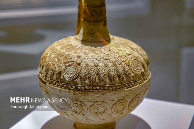 در طبقه همکف سه تالار اول به معرفی آثار ایرانی پیش از تاریخ تا سده های اولیه اسلامی همانند سفالینههای منقوش، ابزار زندگی و ظروف میپردازند