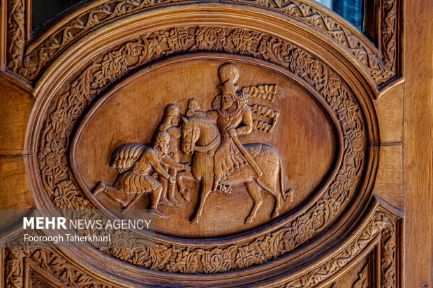 یکی از درهای چوبی کاخ مرمر، اتاقهای کاخ مرمر دارای دهها جفت درب چوبی هستند که نقش روی هر یک از درها منحصر به فرد و با بقیه متفاوت است