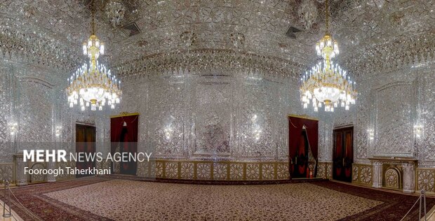 آیینه‌کاری‌های اتاقی در کاخ مرمرتهران که دفتر رضاشاه بوده‌است