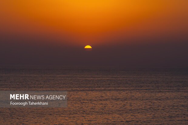 خلیج چابهار با جلوه‌های طلوع  خورشید در دریا