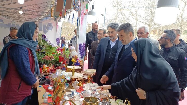 نمایشگاه صنایع‌دستی و سوغات در دهکده تفریحی باغستان افتتاح شد