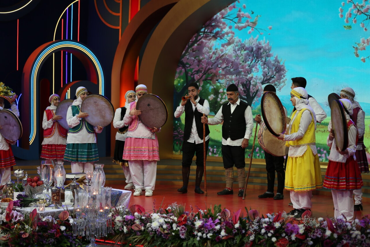 نگاهمان به شهرها ویترینی نیست/ فضای شاد و آیینی در «هموطنز»