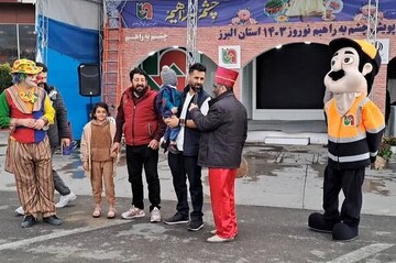 استقبال مسافران نوروزی از پویش «چشم به راهیم» در البرز