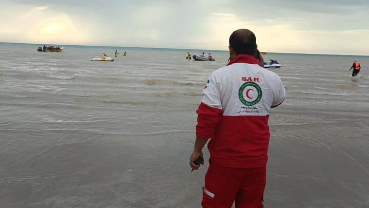 نجات ۳ نفر در ساحل گناوه/ امدادرسانی به یک فروند جت اسکی انجام شد