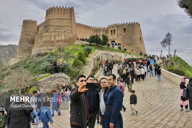 گردشگران نوروزی در قلعه فلک‌الافلاک خرم‌آباد