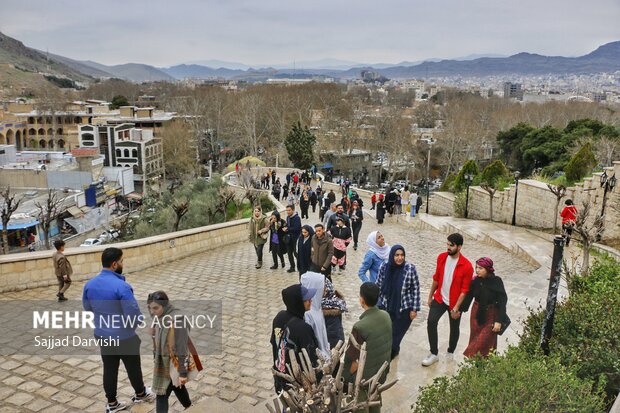 گردشگران <a href='https://sayeb.ir/tag/%d9%86%d9%88%d8%b1%d9%88%d8%b2'>نوروز</a>ی در قلعه فلک‌الافلاک خرم‌آباد