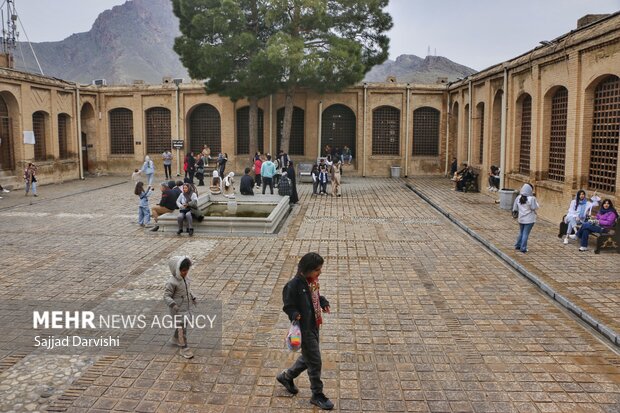 گردشگران <a href='https://sayeb.ir/tag/%d9%86%d9%88%d8%b1%d9%88%d8%b2'>نوروز</a>ی در قلعه فلک‌الافلاک خرم‌آباد