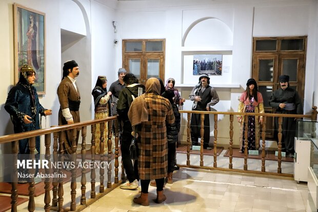 حضور مسافران نوروزی در عمارت آصف (خانه کرُد)