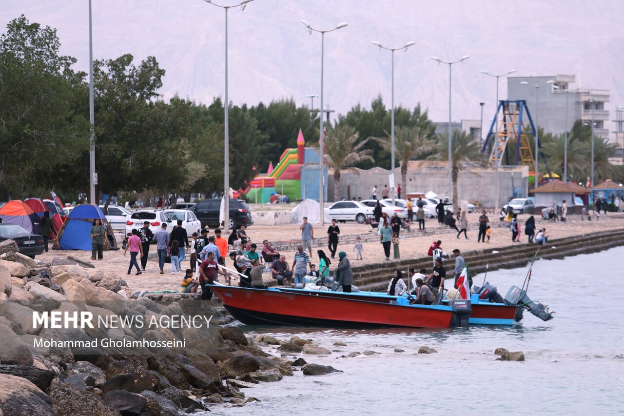 استقبال گردشگران از تفریحات دریایی در بوشهر؛ لزوم نظارت بر شناورها