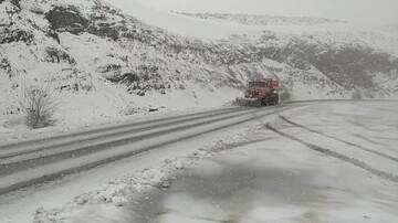 بارش شدید برف در ۲ محور گیلان/تردد جریان دارد