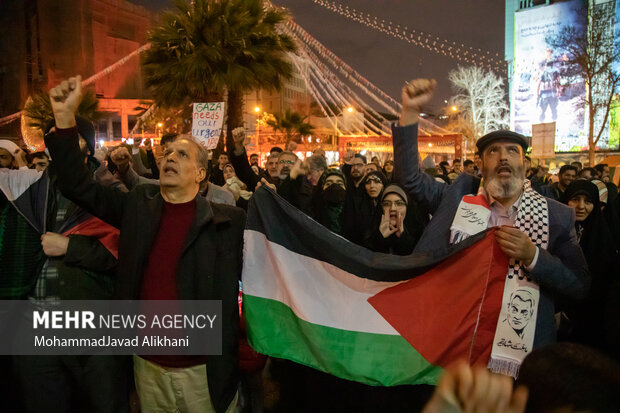 ایران میں برطانوی سفارت خانے کے سامنے احتجاجی مظاہرہ
