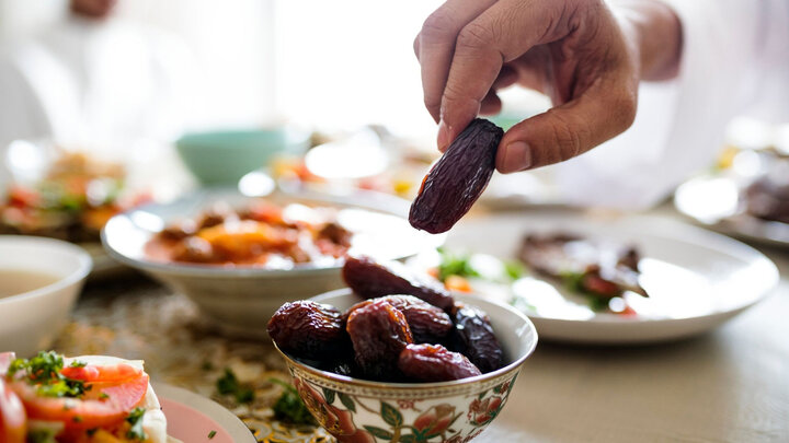 رسمهای ماه رمضان در بام ایران؛ از برش پیراهن مراد تا کاکولیپزان