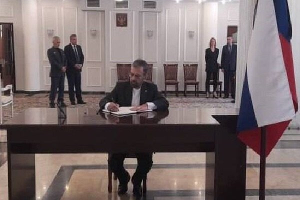 İranlı Büyükelçisi Rusya'nın Tacikistan büyükelçiliğinde taziye defterini imzaladı