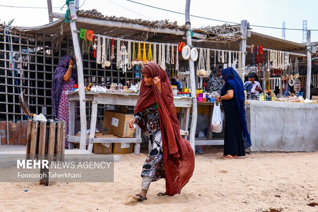 بازارچه ساحلی هنگام.در هنگام یک بازارچه محلی وجود دارد که زیباترین صنایع دستی را می فروشند