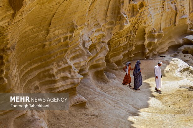 تنگه چاهکوه از جاهای دیدنی جزیره قشم است. این پدیده طبیعی مجموعهای از کوه و صخره است که در بین آن چاههای متعدد وجود دارد
