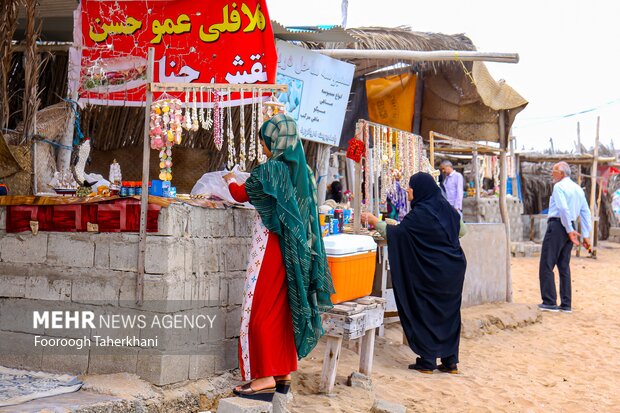 بازارچه ساحلی هنگام.در هنگام یک بازارچه محلی وجود دارد که زیباترین صنایع دستی را می فروشند