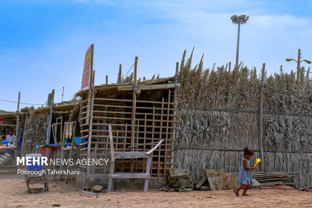 بازارچه ساحلی هنگام.در هنگام یک بازارچه محلی وجود دارد که زیباترین صنایع دستی را می فروشند