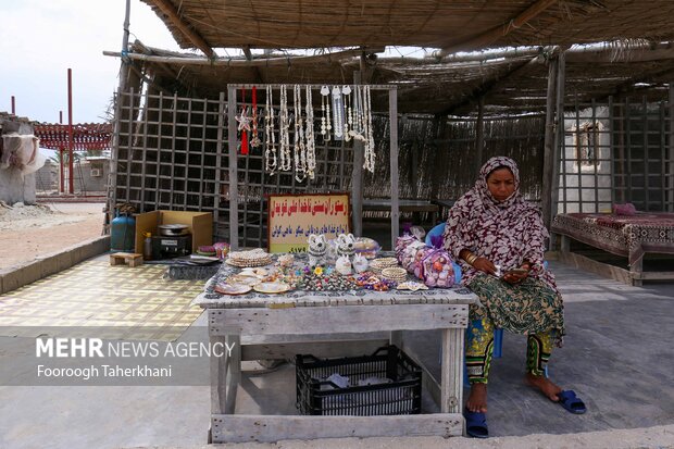 بازارچه ساحلی هنگام.در هنگام یک بازارچه محلی وجود دارد که زیباترین صنایع دستی را می فروشند