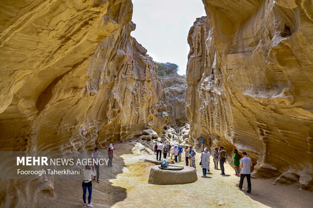تنگه چاهکوه از جاهای دیدنی جزیره قشم است. این پدیده طبیعی مجموعهای از کوه و صخره است که در بین آن چاههای متعدد وجود دارد