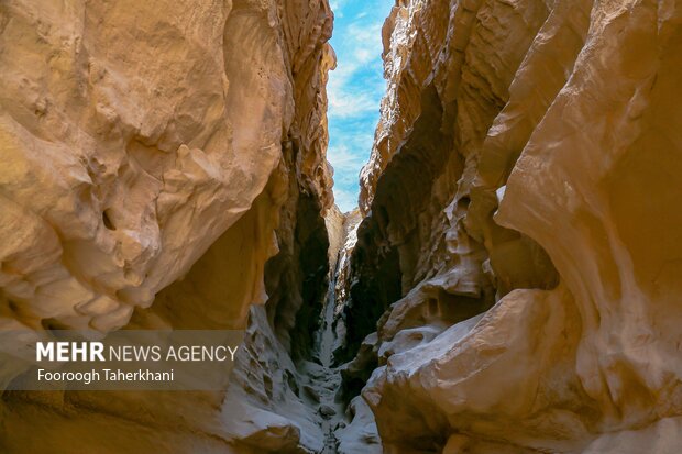 تنگه چاهکوه از جاهای دیدنی جزیره قشم است. این پدیده طبیعی مجموعهای از کوه و صخره است که در بین آن چاههای متعدد وجود دارد