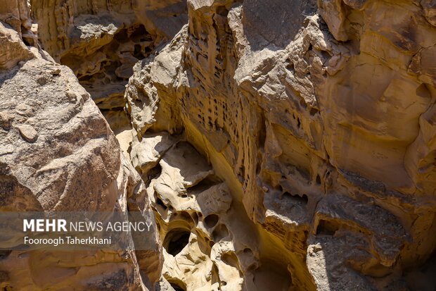 تنگه چاهکوه از جاهای دیدنی جزیره قشم است. این پدیده طبیعی مجموعهای از کوه و صخره است که در بین آن چاههای متعدد وجود دارد