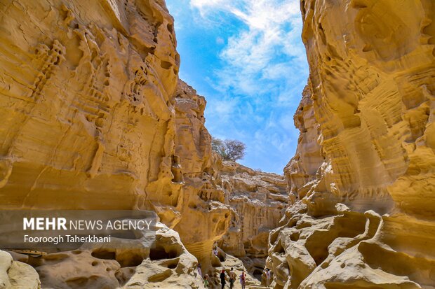 تنگه چاهکوه از جاهای دیدنی جزیره قشم است. این پدیده طبیعی مجموعهای از کوه و صخره است که در بین آن چاههای متعدد وجود دارد