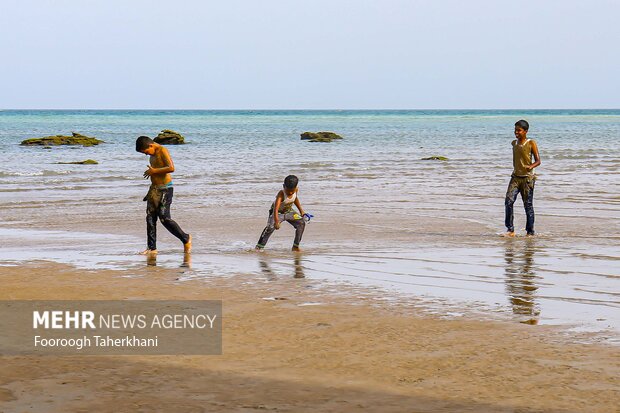 بازی بچه ها در ساحل منفق قشم 