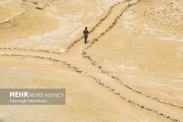 دره ستارگان مجموعهای ازدرهها و صخرههاست که بهمرورزمان بر اثر بارش باران، وزش باد و… تغییر شکل دادند.مردم بومی معتقدند این اشکال بر اثر برخورد یک ستاره به صخرهای که در این محل وجود داشته، ایجاد شده است