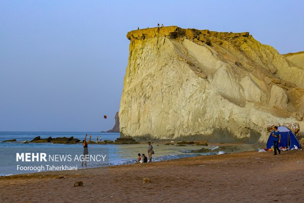 ساحل مفنق مکان مناسب برای کمپ زدن مسافران