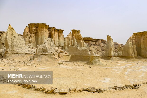 دره ستارگان مجموعهای ازدرهها و صخرههاست که بهمرورزمان بر اثر بارش باران، وزش باد و… تغییر شکل دادند.مردم بومی معتقدند این اشکال بر اثر برخورد یک ستاره به صخرهای که در این محل وجود داشته، ایجاد شده است