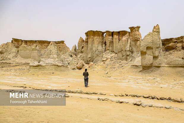 دره ستارگان مجموعهای ازدرهها و صخرههاست که بهمرورزمان بر اثر بارش باران، وزش باد و… تغییر شکل دادند.مردم بومی معتقدند این اشکال بر اثر برخورد یک ستاره به صخرهای که در این محل وجود داشته، ایجاد شده است
