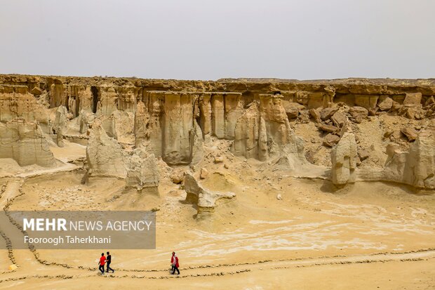 دره ستارگان مجموعهای ازدرهها و صخرههاست که بهمرورزمان بر اثر بارش باران، وزش باد و… تغییر شکل دادند.مردم بومی معتقدند این اشکال بر اثر برخورد یک ستاره به صخرهای که در این محل وجود داشته، ایجاد شده است