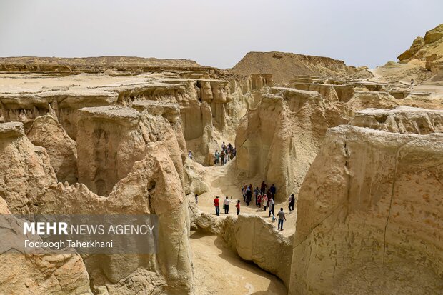 دره ستارگان مجموعهای ازدرهها و صخرههاست که بهمرورزمان بر اثر بارش باران، وزش باد و… تغییر شکل دادند.مردم بومی معتقدند این اشکال بر اثر برخورد یک ستاره به صخرهای که در این محل وجود داشته، ایجاد شده است